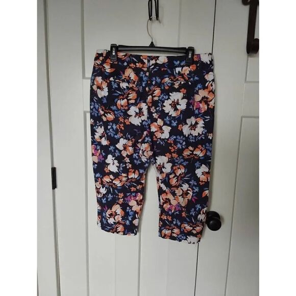 St. John's Bay Capris Sz 12 Floral - Picture 3 of 7